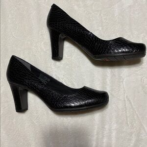 Rockport black snake/reptile embossed leather pumps size 9.5